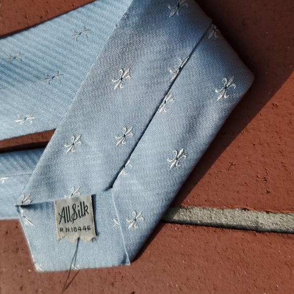 Vintage 1950s silk SKINNY 2" tie 54" baby blue - Picture 3 of 4